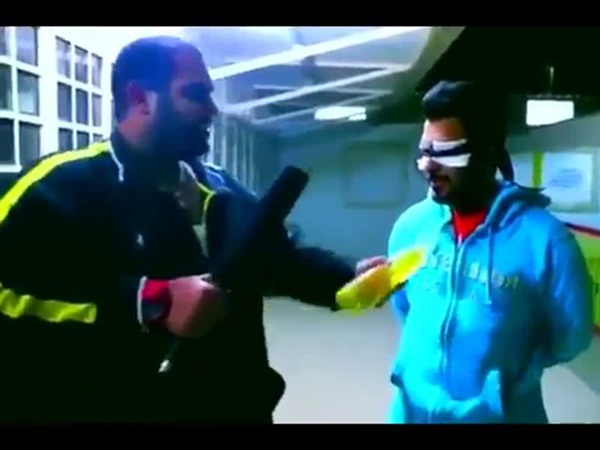 مذيع يحرق ضيفه من أجل مقلب .. وغضب شديد في ضد هذا المذيع